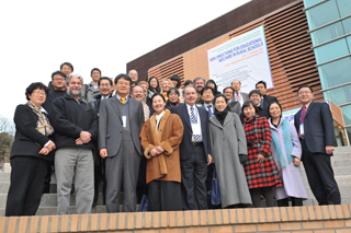 シンポジウム会場前にて集合写真　韓国公州大学